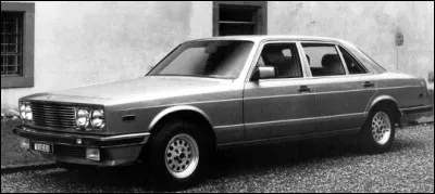 Dernière voiture produite par un constructeur suisse avant son retour dans les années 90, cette limousine de luxe est extrêmement rare. Quel est son nom ?
