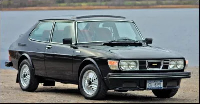 Compacte venue de Scandinavie, son constructeur avait un animal issu de la mythologie dans son logo avant de disparaître dans les années 2010. Je vous présente un de ses anciens modèles, quel est son nom ?