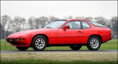 Constructeur connu pour produire des sportives à moteur arrière, celle en illustration diffère principalement par l'emplacement de son moteur, sur celle-ci, le moteur est à l'avant. Quel est son nom ?