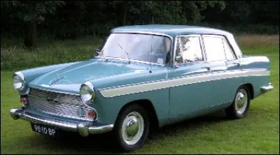 Connue pour son université, cette ville britannique a vu son nom apposé sur cette automobile fabriquée par British Leyland. Quel modèle est-ce ?