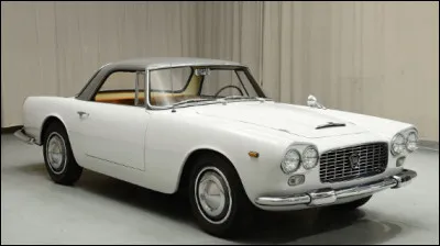 Les voitures produites dans les années 60 sont pour moi les plus belles, surtout celles qui viennent d'Italie comme celle en illustration. J'ai oublié son nom, parmi ces trois noms lequel est juste ?