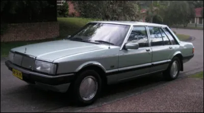 Partons sur la deuxième plus grosse île du monde et allons voir cette berline de luxe australienne. Bien que son nom puisse référer à un modèle vendu sur le marché étatsunien, ce n'est pas le cas. Pouvez-vous me nommer le modèle ?