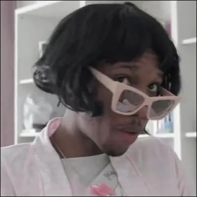 Maman Bro nous dévoile son visage dans :