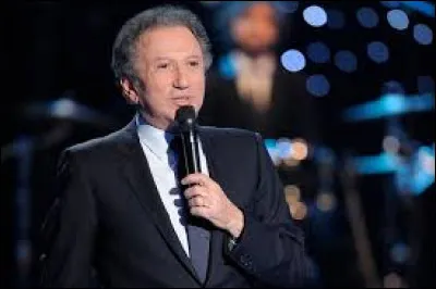 C'est avec un pas de danse improbable ----- de Michael Jackson, que Michel Drucker a ----- ouvertes ces 35es Victoires de la musique.