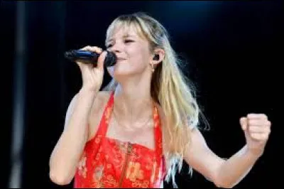 Angèle est -------- la gagnante du concert de l'année des Victoires de la musique 2020. Elle l'a ------- "Le Brol Tour".