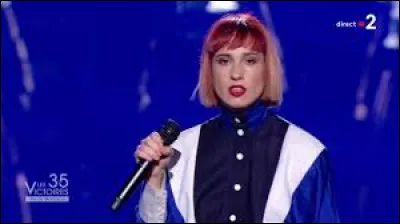 Suzane a ----- le trophée de la révélation scène. 
Elle a ----- danser tous les festivals de musique en 2019.