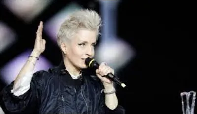 Jeanne Added a ----- un beau combat de danse sur fond de musique électro-pop. Sa chanson, "Mutate", est ------ en 2018