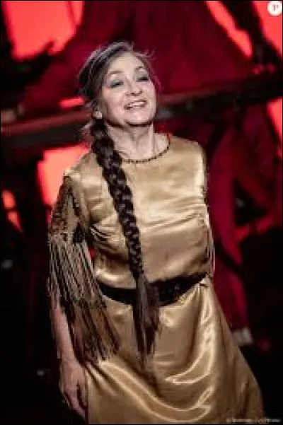 Catherine Ringer a ----- un medley du groupe Les Rita Mitsouko. Elle a ----- hommage à son ancien partenaire Fred Chichin.