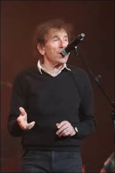 Alain souchon a ----- à dix Victoires de la musique. Ses chansons sont très ----- dans la francophonie.