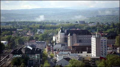 Ville de Franche-Comté, traversée par le Doubs, au centre d'une agglomération industrielle de plus de 100 000 habitants :