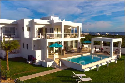 Tu préfères rester à la maison ou sortir ?