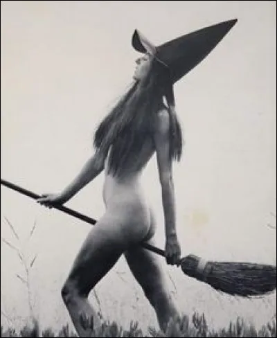 Vénérées et adulées pendant l'Antiquité, torturées et brulées par dizaines de milliers au moyen Âge. Qui sont-elles ?