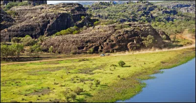Et surtout, par quel peuple la Terre d'Arnhem est-elle très majoritairement peuplée ?