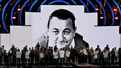 En quelle année a lieu le tout premier spectacle des Enfoirés pour les Restos du Cœur ?