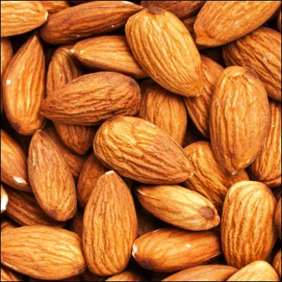 Lequel de ces éléments végétaux contient une amande ?