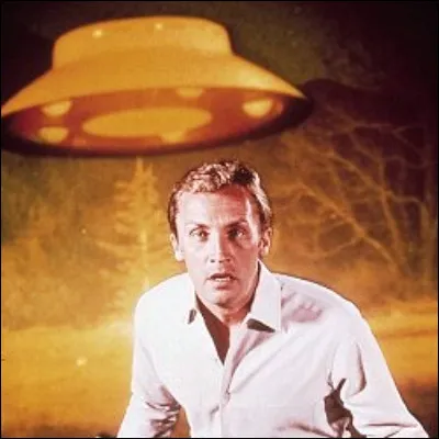 Dans quelle série David Vincent, joué par Roy Thinnes, tente-t-il de convaincre la population qu'une colonisation extraterrestre de la Terre est en cours ?