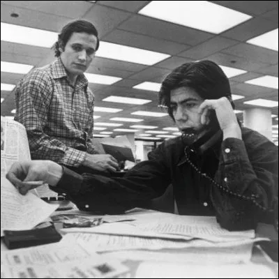Pour quel journal travaillent Bob Woodward et Carl Bernstein quand ils révèlent le scandale du Watergate ?