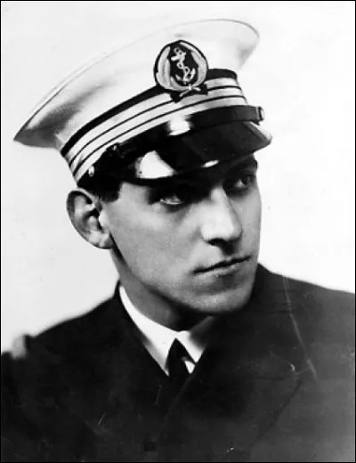 Ce militaire a été, en 1940, parmi les premiers officiers à rejoindre de Gaulle à Londres; il a mis en place un réseau de renseignements en France. Trahi, arrêté, il a été fusillé par les Allemands le 29 août 1941 au Mont-Valérien : c'est ... d'Estienne d'Orves