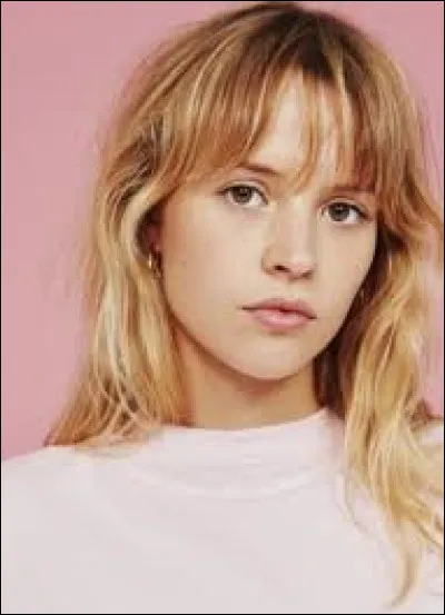 Enchaînons avec une chanson d'Angèle feat. Roméo Elvis intitulée "Tout oublier". Complétez l'extrait ci-dessous. 

N'existe pas sans son contraire, une jeunesse pleine de sentiments
L'ennui est inconditionnel, je peux ressentir le malaise des gens qui dansent
Essaie d'oublier que tu es seul, vieux souvenir comme [...]