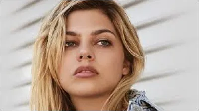 Complétez la chanson "Je vole" de Louane. 

Elle m'observait hier
Soucieuse, troublée, ma mère
Comme si elle le sentait
En fait, elle se doutait, entendait
J'ai dit que j'étais bien
Tout à fait l'air serein
Elle a fait comme de rien
Et mon père démuni a souri
Ne pas se retourner
S'éloigner un peu plus
[...]