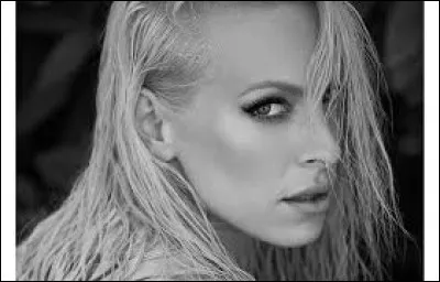 Complétez la chanson "Je décolle" de Marie-Mai : 

Nous, on se voit quand tout est flou, 
juste avant de devenir fous,
quand le cur s'arrête d'un seul coup !
J'ai fait le choix, d'aller là, d'aller là,
peur du vide [...]