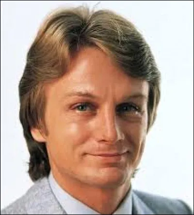 Pouvez-vous compléter cet extrait du "Chanteur malheureux" de Claude François (reprise de M. Pokora) ? 

Et je me demande qui touche tes cheveux
Et je me demande si tu es près d'un feu
Si tu lui as dit les mots que tu m'as dits
Et toutes ces choses !
Mais, pendant que j'y pense, toi, tu m'oublies
Comme un chanteur malheureux
Que l'on n'écoute plus
Comme un chanteur malheureux 
[...]