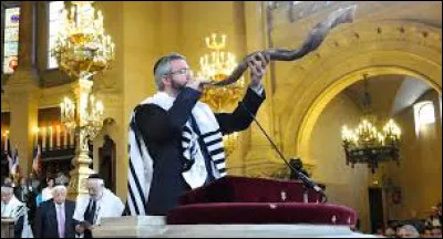 Dans le judaïsme, comment s'appelle le Jour du Grand Pardon qui est également un jour saint ?