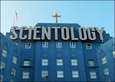 La scientologie est un ensemble de croyances et de pratiques dont les principes ont été développés aux États-Unis en 1952. L'Église de Scientologie fut fondée à Camden dans le New Jersey et ouvrit en décembre 1953. Comment s'appelle son fondateur ?