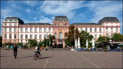 Ville allemande de 150 000 habitants, située dans le Land de Hesse :