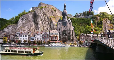 Ville belge située en Région wallonne et traversée par la Meuse :