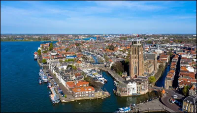 La ville de Dordrecht, peuplée de 120 000 habitants, se trouve ...