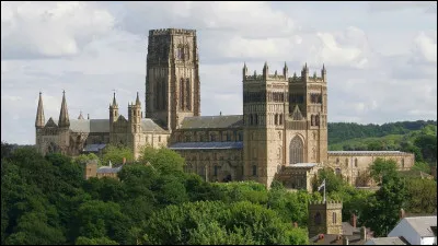 Ville du nord-est de l'Angleterre, connue pour sa cathédrale :