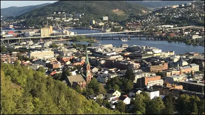 Drammen, peuplée de 70 000 habitants, est une ville ...