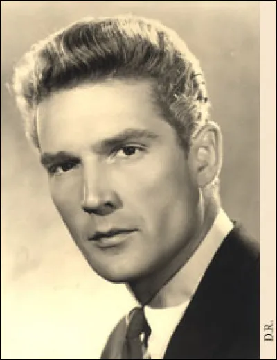 Il débute en 1941, se tourne vers les films de Cape et d'Epée - il est D'Artagnan dans "Les Trois Mousquetaires" d'André Hunebelle - et vers les péplums avec "Sous le signe de Rome" et "Le Colosse de Rhodes" : c'est ...