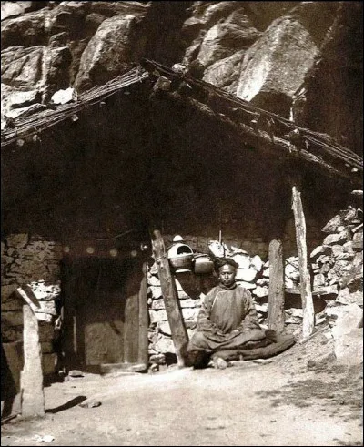 À la suite de cet apprentissage, mon maître, le gomchen de Lachen, me donne le nom religieux de "Yéshé Tömé", signifiant ,