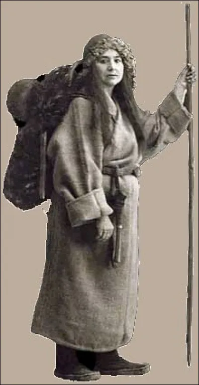 Dans les années suivantes, je voyage au Japon, en Corée, en Mongolie et je traverse, toujours à pied, la/le/l' ... d'est en ouest, en passant par le désert ...