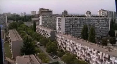 Ville de 25 000 habitants de la Seine-Saint-Denis, située à l'est de Paris, sur le flanc sud du plateau de la forêt de Bondy :