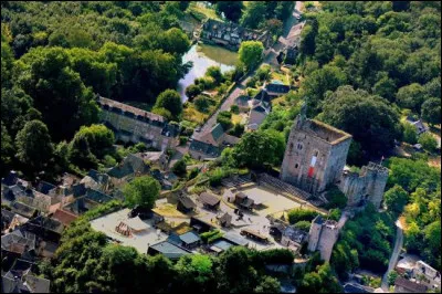 Petite ville de 4 000 habitants du département d'Indre-et-Loire, située au sud de Tours, traversée par l'Indre :