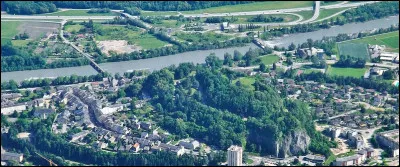 Petite ville des Alpes, située dans la combe de Savoie, entre les massifs de la Chartreuse et des Bauges :