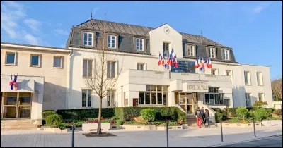 Ville de 23 000 habitants du département de l'Essonne, située sur la rive droite de la Seine, près du confluent avec l'Yerres :