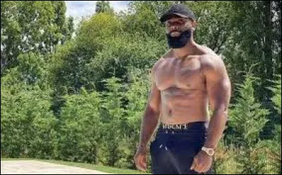 "Elle a rien dans l'crâne, tout dans le lle-bou" est une punchline de :