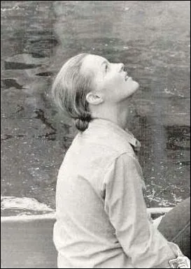 Est-elle dans la distribution de L'assassinat de Trotsky (1971) avec Delon et Burton ?