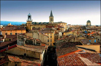 Carpentras se situe dans le département du Var (83).