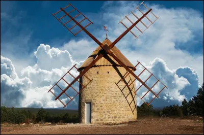 Dans un dictionnaire, le mot "moulin" se situe entre le mot "moulage" et "moule".