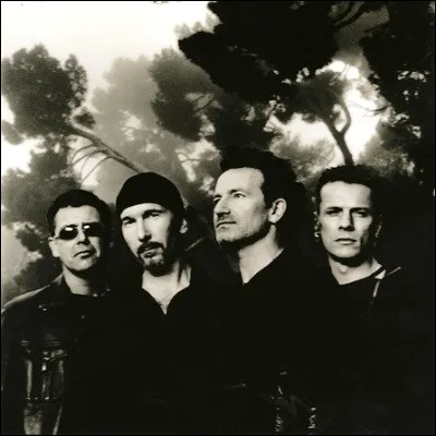Comment s'appelle le chanteur du groupe de rock U2 ?