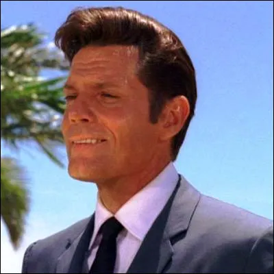 Dans quelle s&eacute;rie t&eacute;l&eacute;vis&eacute;e am&eacute;ricaine Jack Lord interpr&eacute;tait-il le r&ocirc;le du policier Steve McGarrett ?