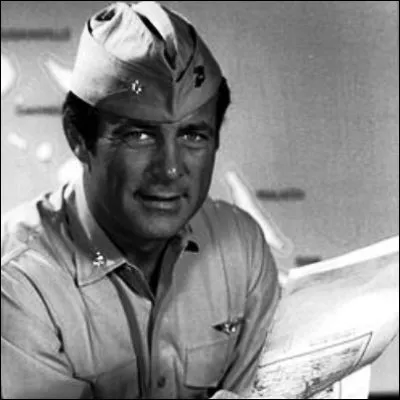 Dans quelle s&eacute;rie t&eacute;l&eacute;vis&eacute;e Robert Conrad joue-t-il le r&ocirc;le du pilote militaire Gregory Boyington ?