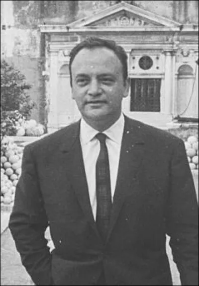 Il débute à la fin des années 1940, joue dans "Nous sommes tous des assassins", "Les Mystères de Paris", "Le Deuxième Souffle"; il incarne Napoléon, dans le film de Sacha Guitry : c'est ...