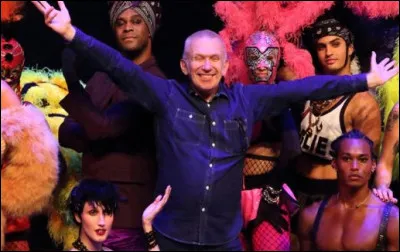 G&eacute;n&eacute;ralement, quel v&ecirc;tement cl&ocirc;ture un d&eacute;fil&eacute; de haute couture ?