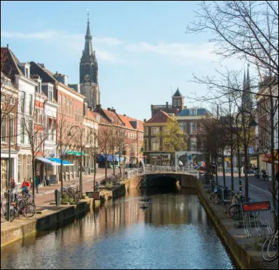 Ville des Pays-Bas, peuplée de 100 000 habitants, connue pour les canaux qui la parcourent et pour sa faïence :